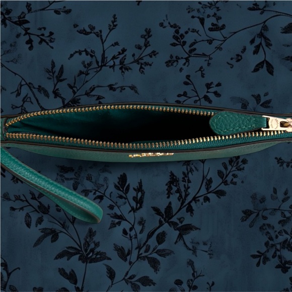 Coach emerald green leather wristlet - Picture 3 of 5
